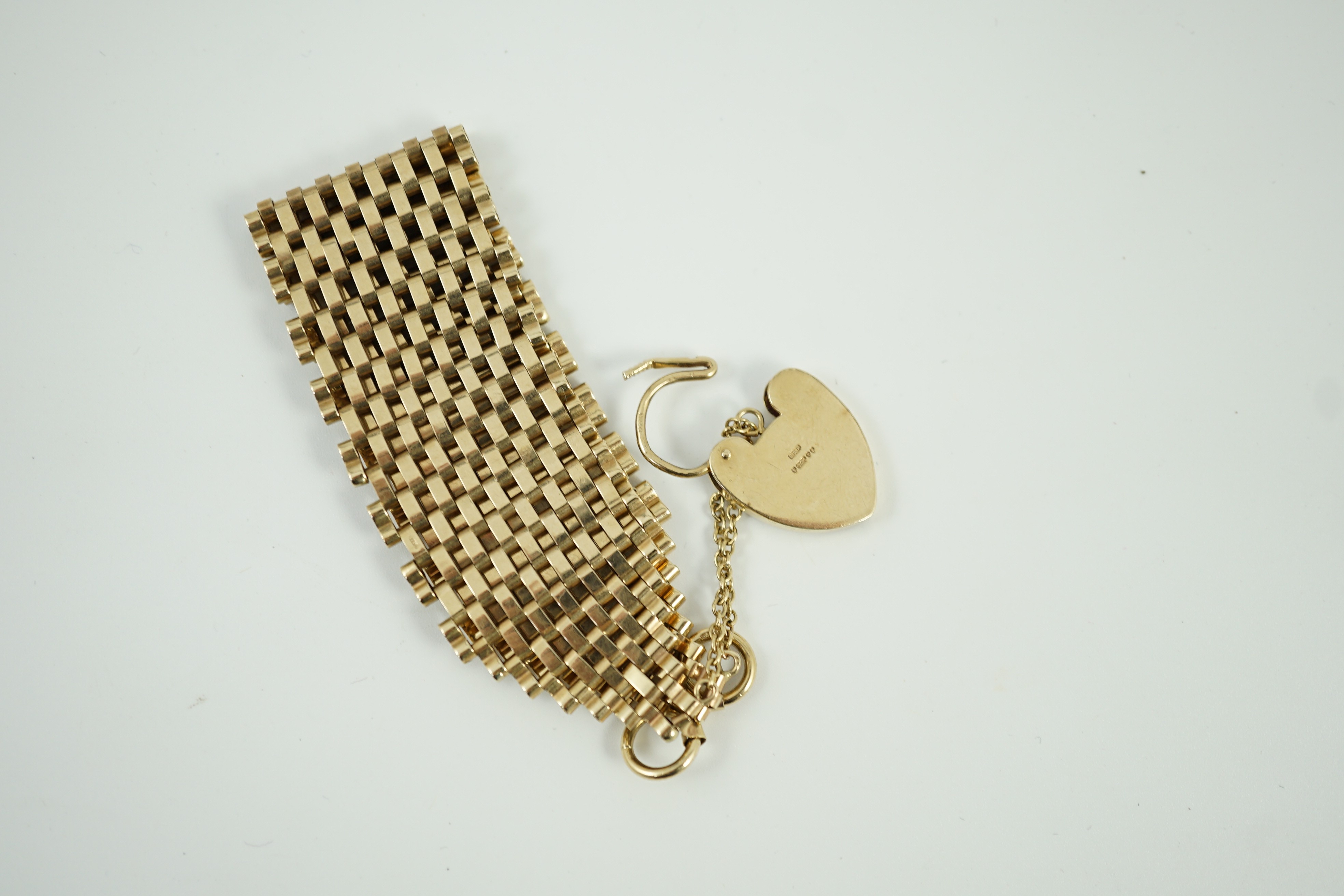 A modern 9ct gold gate link bracelet, with heart shaped padlock clasp, 14cm, 33.2 grams.